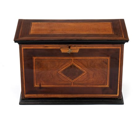  
Stipo monetiere da appoggio tedesco  XVIII secolo
 Altezza x larghezza x profondità: 44 x 67 x 33 cm