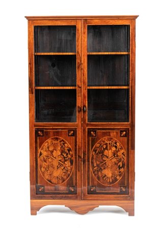  
Vetrina francese intarsiata, Luigi XVI XVIII secolo
 Altezza x larghezza x profondità: 170 x 96 x 38 cm.