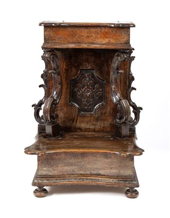  
Inginocchiatoio italiano, Luigi XIV Lombardia, primo quarto XVIII secolo
 Altezza x larghezza x profondità: 88 x 62 x 45 cm.