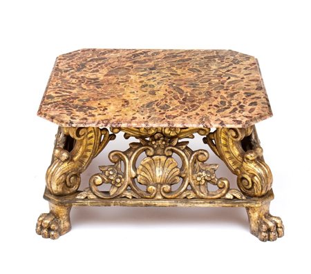  
Tavolo italiano in legno dorato con piano in marmo Italia centrale, XVIII secolo
 Altezza x larghezza x profondità: 47 x 100 x 100 cm
