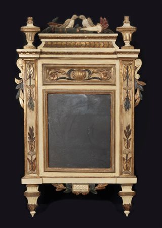  
Specchiera italiana neoclassica Venezia, fine XVIII secolo
 Altezza x larghezza: 104 x 63 cm.
