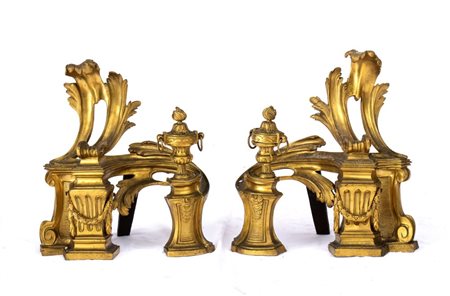  
Coppia di Chernet francesi in bronzo dorato, Luigi XVI XVIII secolo
 Altezza x larghezza x profondità: 32 x 30 x 18 cm