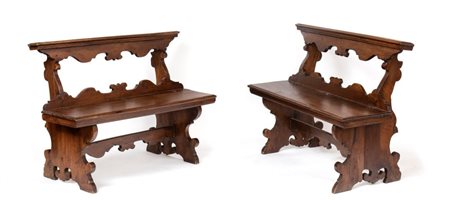  
Coppia di panche da chiesa italiane XVIII secolo
 Altezza x larghezza x profondità: 87 x 124 x 50 cm. Altezza seduta: 47 cm.