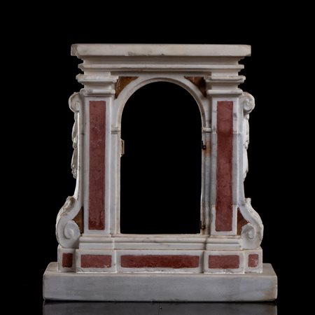  
Tabernacolo Barocco italiano in marmo XVII secolo
 Altezza x larghezza x profondità 38x 35x 15 cm