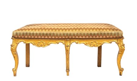  
Panchetto Luigi XVI italiano dorato  Roma, XVIII secolo
 Altezza x lunghezza x profondità: 55 x 121 x 53 cm.