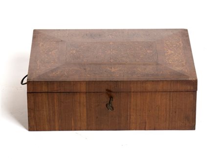  
Scatola portagioie intarsiata, Italia Luigi XVI Milano, XVIII secolo
 Altezza x larghezza x profondità: 15 x 46 x 35 cm