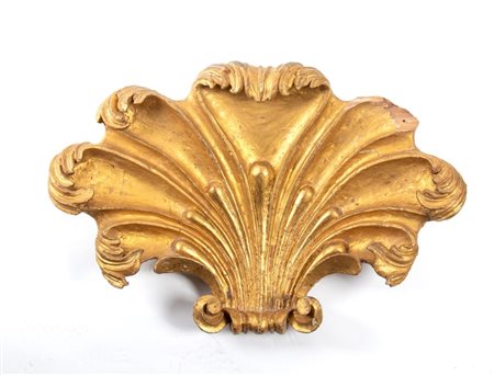  
Decorazione italiana in legno dorato con motivo a conchiglia XVIII secolo
 Altezza x larghezza x profondità: 56 x 81 x 17 cm.