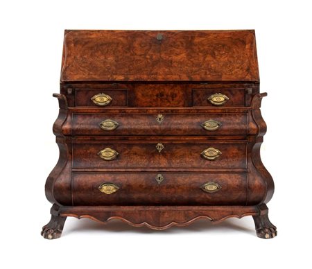  
Ribalta scrittoio olandese in radica di noce, Luigi XVI XVIII secolo
 Altezza x larghezza x profondità: 110 x 125 x 65 cm.