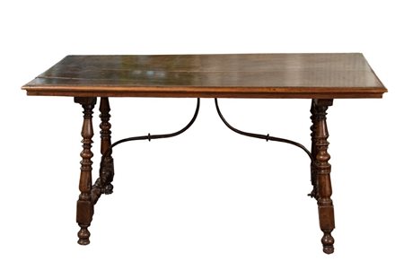  
Tavolo italiano a capretta, Luigi XIV Lombardia, metà XVIII secolo
 Altezza x larghezza x profondità: 79 x 153 x 70 cm.