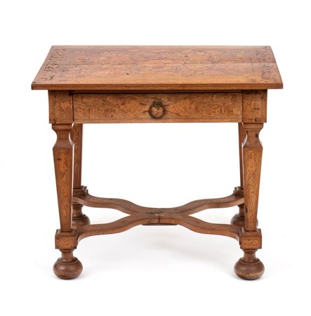  
Tavolino intarsiato olandese, Luigi XVI XVIII secolo
 Altezza x larghezza x profondità: 72 x 85 x 69 cm.