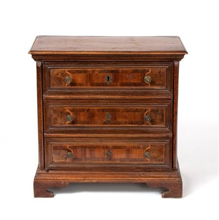  
Piccolo Canterano italiano, Luigi XV Lombardia, XVIII secolo
 Altezza x larghezza x profondità: 71 x 72 x 41 cm.