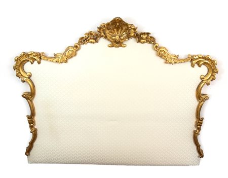  
Spalliera italiana da letto dorata, Luigi XVI Italia centrale, XVIII secolo
 Altezza x larghezza x profondità: 138 x 167 x 14 cm. 