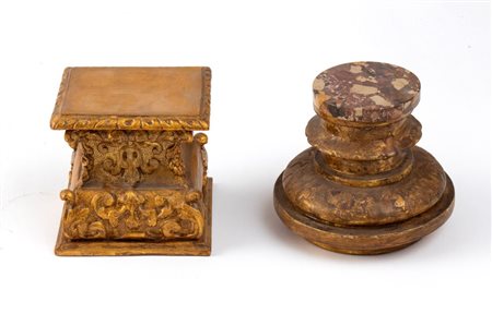  
Due capitelli dorati, Luigi XVI Italia centrale, XVIII secolo
 Altezza x larghezza x profondità:  23 x 25 x 25 cm; 2 1x 25 x 25 cm.