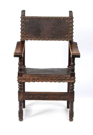  
Poltrona intagliata lombarda in pelle, Luigi XV XVIII secolo
 Altezza x larghezza x profondità:  116 x 89 x 58 cm.