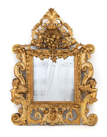  
Specchiera italiana dorata e laccata Napoli,  XVIII secolo
 Altezza x larghezza x profondità: 188 x 142 x 20 cm.