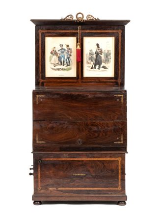  
Mobile carillon con automi Basilea, XIX secolo
 Altezza x larghezza x profondità: 100 x 49 x 36 cm.