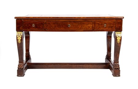  
Scrivania Impero francese in mogano XIX secolo
 Altezza x larghezza x profondità: 74 x 128 x 66 cm. Due alette estraibili da 39 cm cadauno.