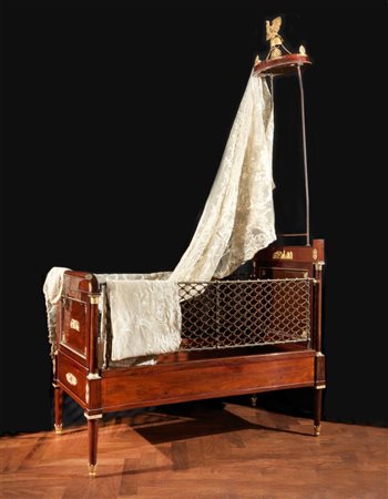  
Culla francese Impero primo quarto del XIX secolo
 Altezza x larghezza x profondità: 245 x 67 x 130 cm.