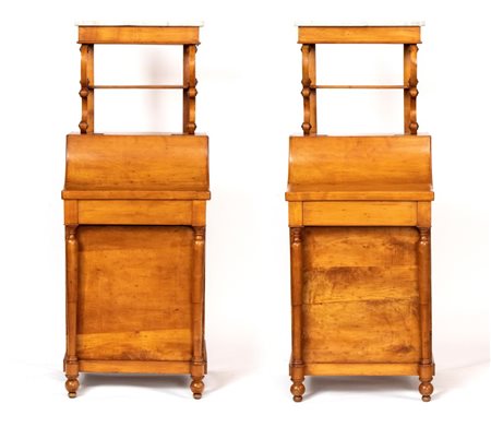  
Coppia di mobili bar Biedermeier Austria, prima metà del XIX secolo
 Altezza x larghezza x profondità: 143 x 56 x 44 cm.