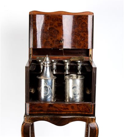 TAHAN À PARIS. JEAN-PIERRE ALEXANDRE TAHAN (1813 - 1892) 
Mobiletto porta tè francese con contenitori in argento Metà XIX secolo
 Altezza x larghezza x profondità 78 x 26 x 20 cm