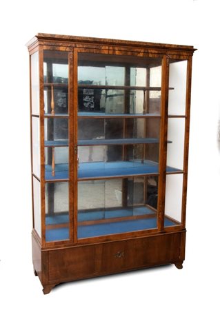  
Vetrina espositiva Biedermeier Austria, 1830 circa
 Altezza x larghezza x profondità: 173 x 117 x 39.