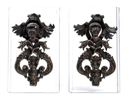  
Coppia di battenti da porta italiani in bronzo Italia centrale, XIX secolo
 Altezza x larghezza: 43 x 22 cm.