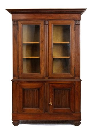  
Vetrina italiana a doppio corpo  Italia centrale, inizio XIX secolo
 Altezza x lunghezza x profondità: 232 x 162 x 52 cm