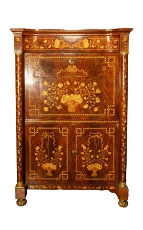  
Secretaire Impero Olandese XIX secolo
 Altezza x larghezza x profondità: 149 x 99 x 50 cm.
