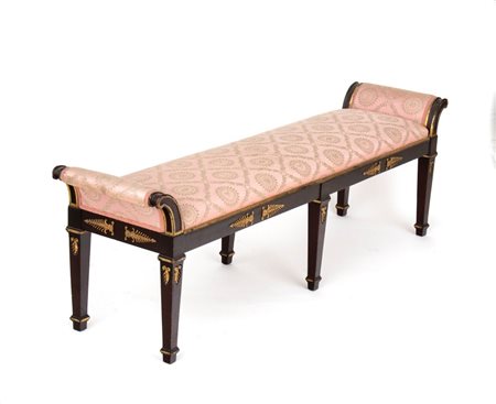  
Panchetto francese in Stile Impero Fine XIX secolo
 Altezza x larghezza x profondità: 48 x 150 x 36 cm