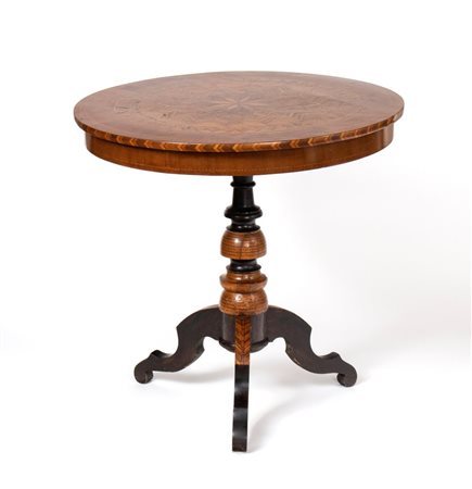  
Tavolino italiano intarsiato Rolo, XIX secolo
 Altezza x diametro: 77 x 79 cm.