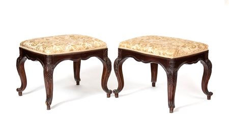  
Coppia di panchetti italiani XIX secolo
 Altezza x larghezza x profondità: 41 x 54 x 44 cm.