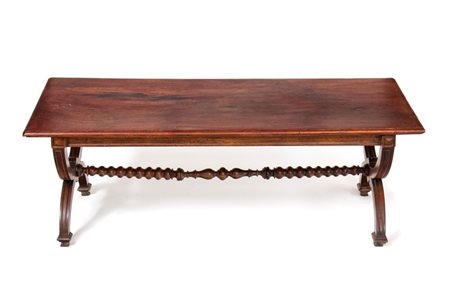  
Tavolino da salotto italiano, Luigi XVI Prima metà del XIX secolo
 Altezza x larghezza x profondità: 47 x 136 x 61 cm.