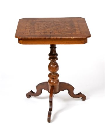  
Tavolino italiano intarsiato Rolo, XIX secolo
 Altezza x larghezza x profondità: 75 x 60 x 60 cm.