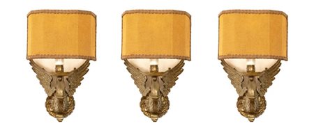 
Gruppo di tre applique francesi in bronzo inizio XIX secolo
 Altezza x larghezza x profondità: 19 x 17 x 21 cm.