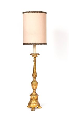  
Torciere dorato italiano, Luigi XVI Sicilia, XIX secolo
 Altezza x diametro: 91 x 27 cm.