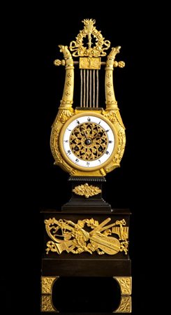  
Orologio francese a lira primo quarto del XIX secolo
 Altezza x larghezza x profondità: 39 x 13 x 7,5 cm.
