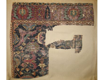  
Frammento Kirman “a vasi” Tardo XVI secolo
 Altezza x larghezza: 85 x 90 cm.