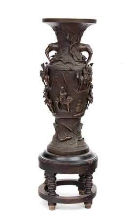  
Vaso giapponese in bronzo Periodo Meiji, 1868-1912
 Altezza x diametro: 135 x 43 cm.