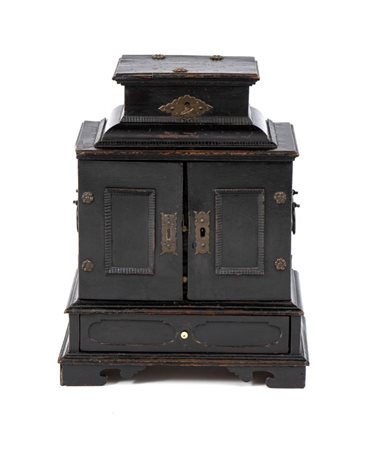  
Piccolo monetiere da viaggio italiano, Luigi XV Lombardia, XVIII secolo
 Altezza x larghezza x profondità: 31 x 23 x 16,5 cm.