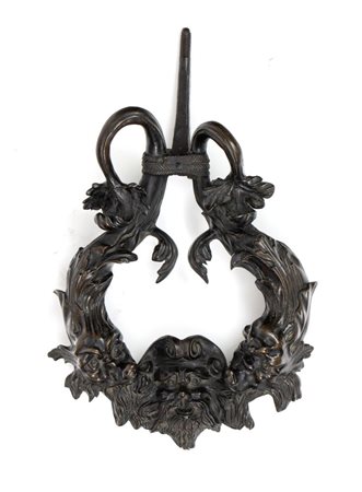  
Batacchio italiano in bronzo XVIII secolo
 Altezza x larghezza x profondità: 43 x 34 x 12 cm.