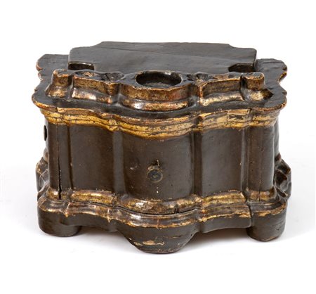  
Scrigno calamaio italiano, Luigi XV Veneto, XVIII secolo
 Altezza x larghezza x profondità:  18 x 28 x 18 cm.