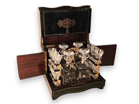  
Cofanetto porta liquori Napoleone III francese XIX secolo
 Altezza x larghezza x profondità: 26 x 31,5 x 23,5 cm.