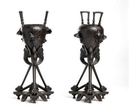  
Coppia di vasi francesi Art Nouveau in bronzo XX secolo
 Altezza x diametro: 43 x 18 cm.