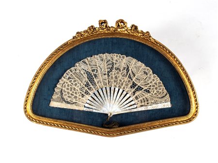 
Ventaglio francese in madreperla XIX secolo
 Altezza x larghezza x profondità cornice: 61 x 41 x 6 cm. Dimensioni ventaglio: 43,5 x 22,5 cm. Peso: 2020 gr.