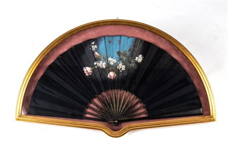  
Ventaglio francese XIX secolo
 Altezza x larghezza x profondità: 74 x 44 x 5 cm. Dimensioni ventaglio: 64,5 x 33,5 cm. Peso: 2380 gr.