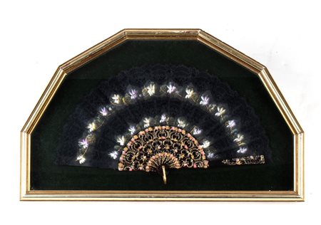  
Ventaglio francese XIX secolo
 Altezza x larghezza x profondità: 59 x 36,5 x 4,5 cm. Dimensioni ventaglio: 47 x 26 cm. Peso: 1820 gr.