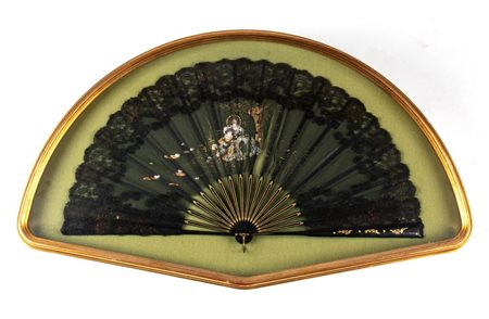  
Ventaglio francese XIX secolo
 Altezza x larghezza x profondità: 83 x 48 x 5 cm. Dimensioni ventaglio: 34,5 x 66,5 cm.  Peso: 2800 gr.