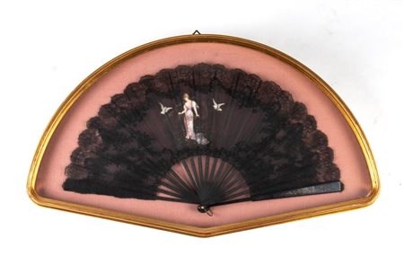  
Ventaglio francese XIX secolo
 Altezza x larghezza x profondità con cornice: 84 x 48,5 x 5 cm. Dimensioni ventaglio: 34,5 x 66,5 cm. Peso: 2760 gr.