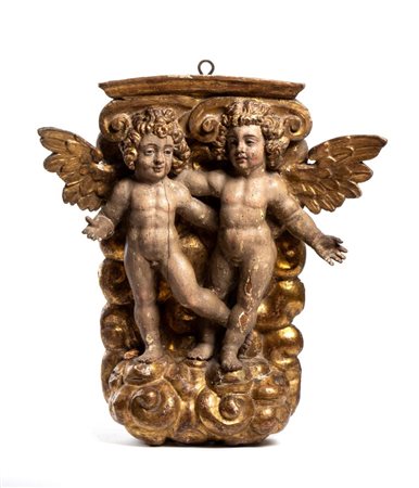  
Coppia di putti alati danzanti italiani in legno dorato XVII secolo
 Altezza x larghezza x profondità: 61 x 56 x 15 cm.