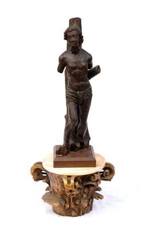  
Scultura lignea raffigurante San Sebastiano alla colonna XVIII secolo
 Altezza x larghezza x profondità: 70 x 21 x 21 cm ; capitello 25 x 40 cm